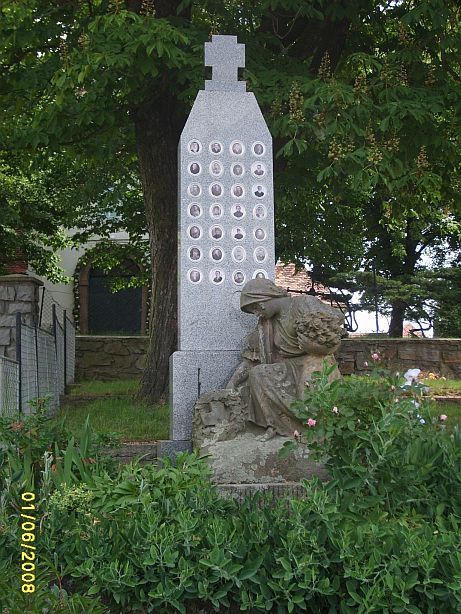 pomnik_u_kostela.jpg
